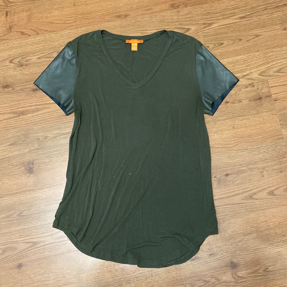 Green v-neck tee with leather sleeves - size M